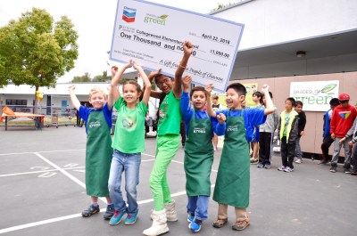 Photo courtesy: Kelli Gile Collegewood Elementary is a grand prize winner in the Grades of Green trash-free lunch challenge.